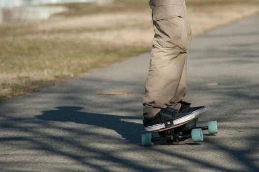 Mand på EL skateboard